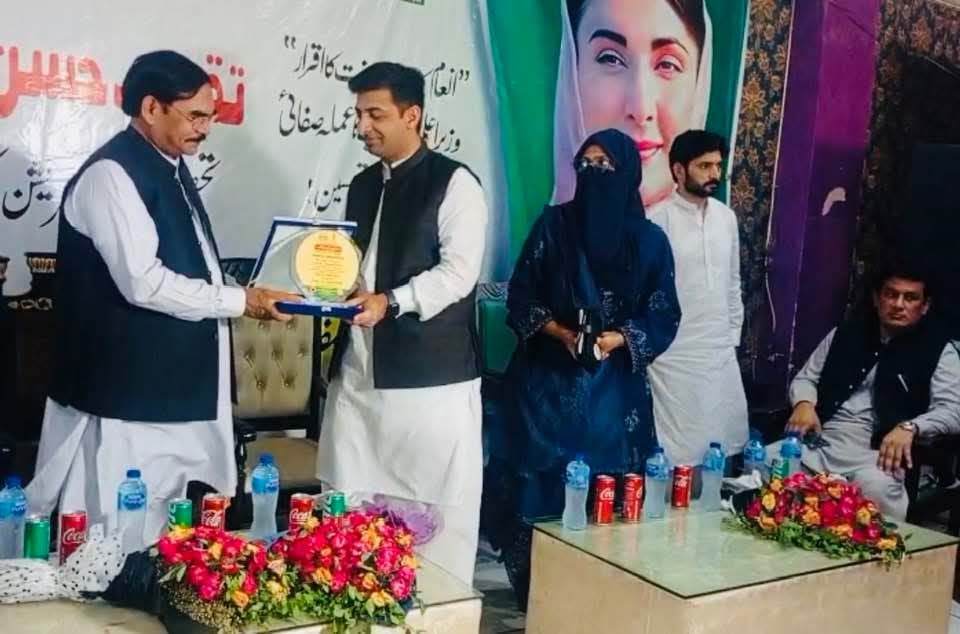 Zulqurnain Bhatti (@zulqurnain130) on Twitter photo آزاد علی تبسم ٹکٹ ہولڈر این اے 95 آزاد علی تبسم ڈپٹی کمشنر فیصل آباد جناب کیپٹن ندیم ناصر کو شیلڈ پیش کررہے ہیں اس موقع پر اسسٹنٹ کمشنر چک جھمرہ زوہا باسط اور پاکستان مسلم لیگ ن کے سوشل میڈیا کے ضلعی صدر عدنان سیالوی بھی موجود
<a href="/DCFaisalabad/">Deputy Commissioner Faisalabad</a>
<a href="/azadalitabassum/">AZAD ALI TABASSUM</a>
<a href="/AdnanSialvi/">Cʜ 𝐀ᴅɴᴀɴ 𝐒ᴀʀᴡᴀʀ 𝐒ɪᴀʟᴠɪ</a> آزاد علی تبسم ٹکٹ ہولڈر این اے 95 آزاد علی تبسم ڈپٹی کمشنر فیصل آباد جناب کیپٹن ندیم ناصر کو شیلڈ پیش کررہے ہیں اس موقع پر اسسٹنٹ کمشنر چک جھمرہ زوہا باسط اور پاکستان مسلم لیگ ن کے سوشل میڈیا کے ضلعی صدر عدنان سیالوی بھی موجود
<a href="/DCFaisalabad/">Deputy Commissioner Faisalabad</a>
<a href="/azadalitabassum/">AZAD ALI TABASSUM</a>
<a href="/AdnanSialvi/">Cʜ 𝐀ᴅɴᴀɴ 𝐒ᴀʀᴡᴀʀ 𝐒ɪᴀʟᴠɪ</a>