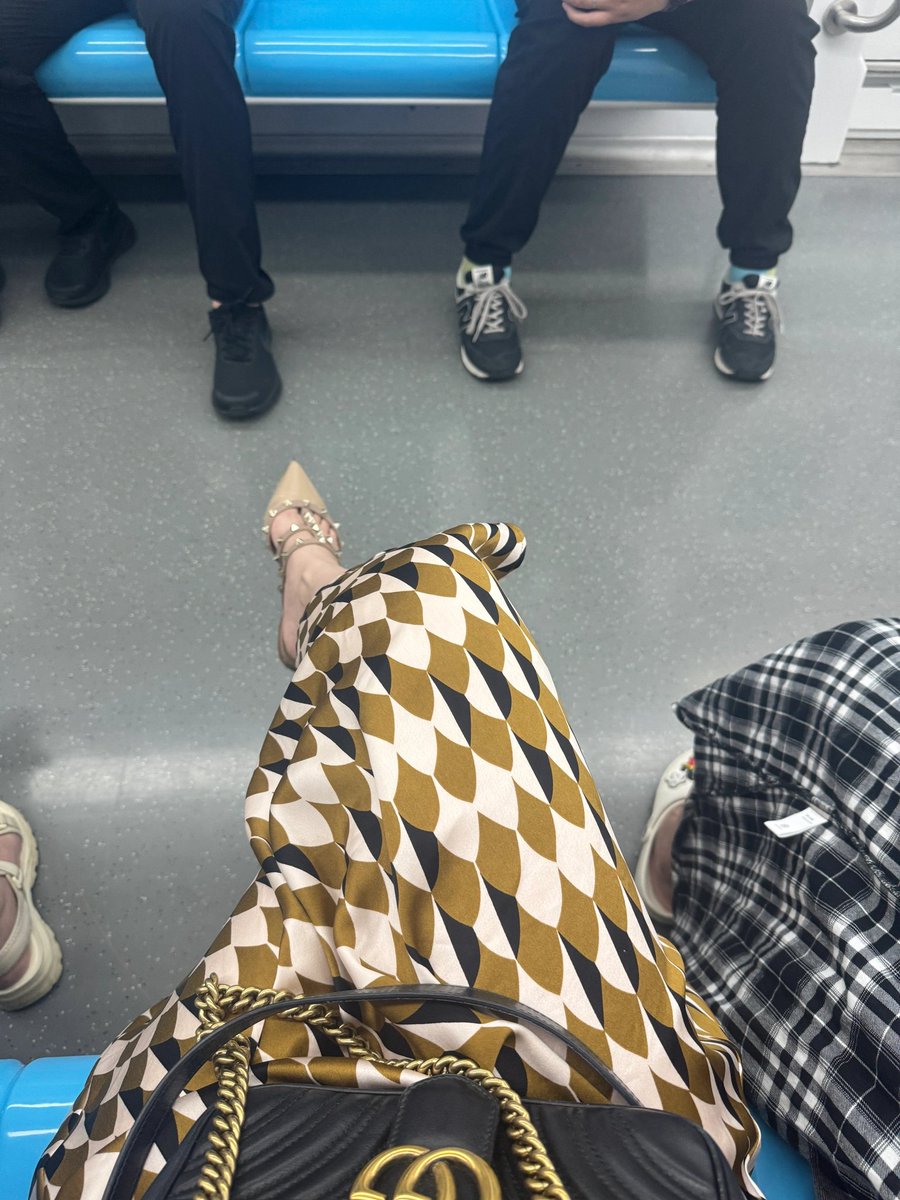 旁边男孩子说:“有女孩子车厢都是香香的”。 https://t.co/2BNvJtmX8q