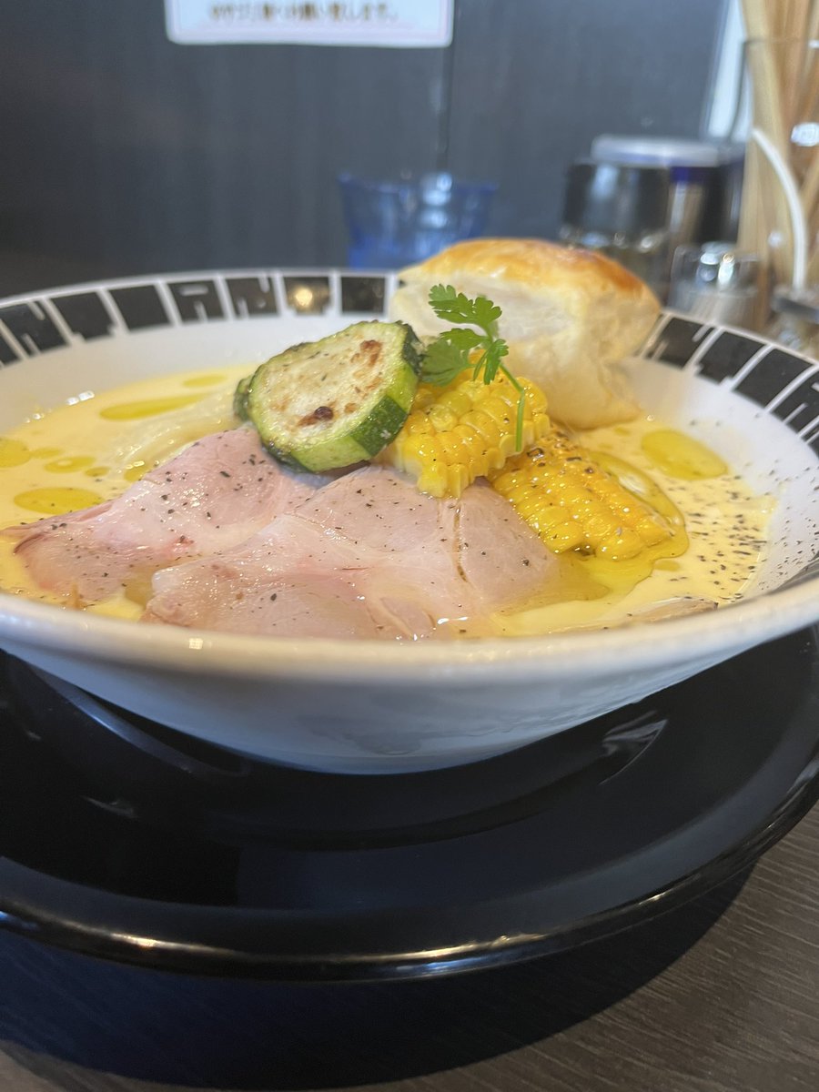 girogiro30fun's tweet photo. アンタイヌードルズさん
冷やしとうもろこしのポタージュｓｏｂａ
チーズご飯

激暑な日に激アツな限定を🌽🍜

眠気たっぷりの日曜日に目が覚める一杯🍜
とうもろこしの旨味凝縮な冷たいスープに冷たい中太麺が絡んでめちゃくちゃ美味😋
ズッキーニやとうもろこしなどTPも盤石！

ゴチそうさまでした😆 https://t.co/eB4IQarirc