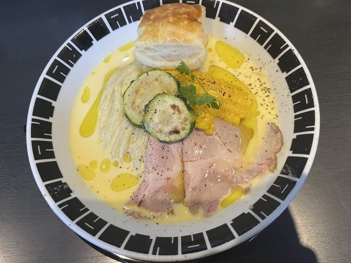 girogiro30fun's tweet photo. アンタイヌードルズさん
冷やしとうもろこしのポタージュｓｏｂａ
チーズご飯

激暑な日に激アツな限定を🌽🍜

眠気たっぷりの日曜日に目が覚める一杯🍜
とうもろこしの旨味凝縮な冷たいスープに冷たい中太麺が絡んでめちゃくちゃ美味😋
ズッキーニやとうもろこしなどTPも盤石！

ゴチそうさまでした😆 https://t.co/eB4IQarirc