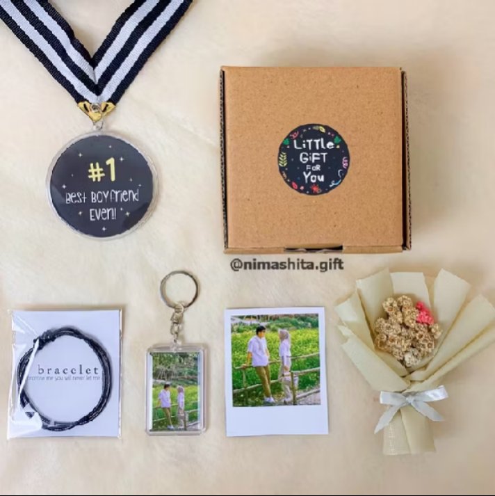 kapeinn's tweet photo. 3. Gift Hampers 

Inii lucuu bangett, kalian bisa custom medalinya, kalian juga bisa custom foto untuk print polaroid dan gantungan kuncii (jadi bisa print foto yang berkesan buat kalian berdua deh) hihiii

https://t.co/7gXJgMiM7g https://t.co/IBgfF31s7t