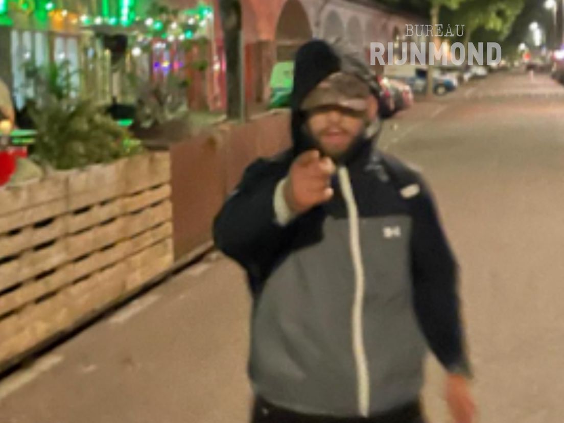 bureaurijnmond's tweet image. Man slaat iemand KO bij club in Vijverhofstraat in Rotterdam. Daarna bedreigt hij achtervolgers met mes. Wie is hij? Video: tinyurl.com/3ndyz5a7