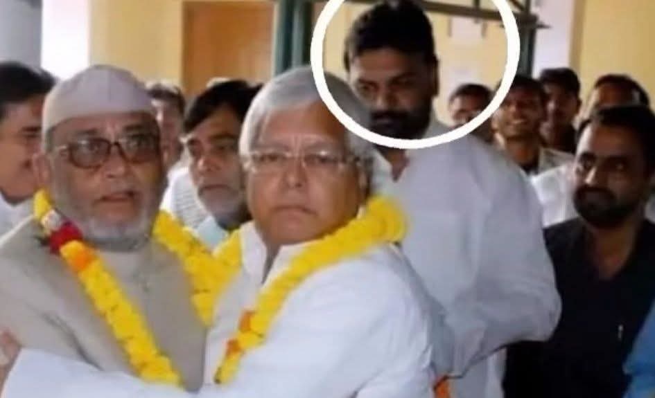 शब्दों कि मर्यादा होनी चाहिए ये पता नहीं कब इन्हें समझ आएगी!
Below The Belt मत जाइए!

यही फूहड़ता अपनाते हुए बिहार के युवा अगर यही उलटकर आपसे पूछ दे कि —

किसका बाप गद्दार है ?
किसका बाप सीमा पर नौकरी करता था और वहां से क्यों भागा था ?
किसके बाप पर सीमा पर से हथियार लेकर भागने का