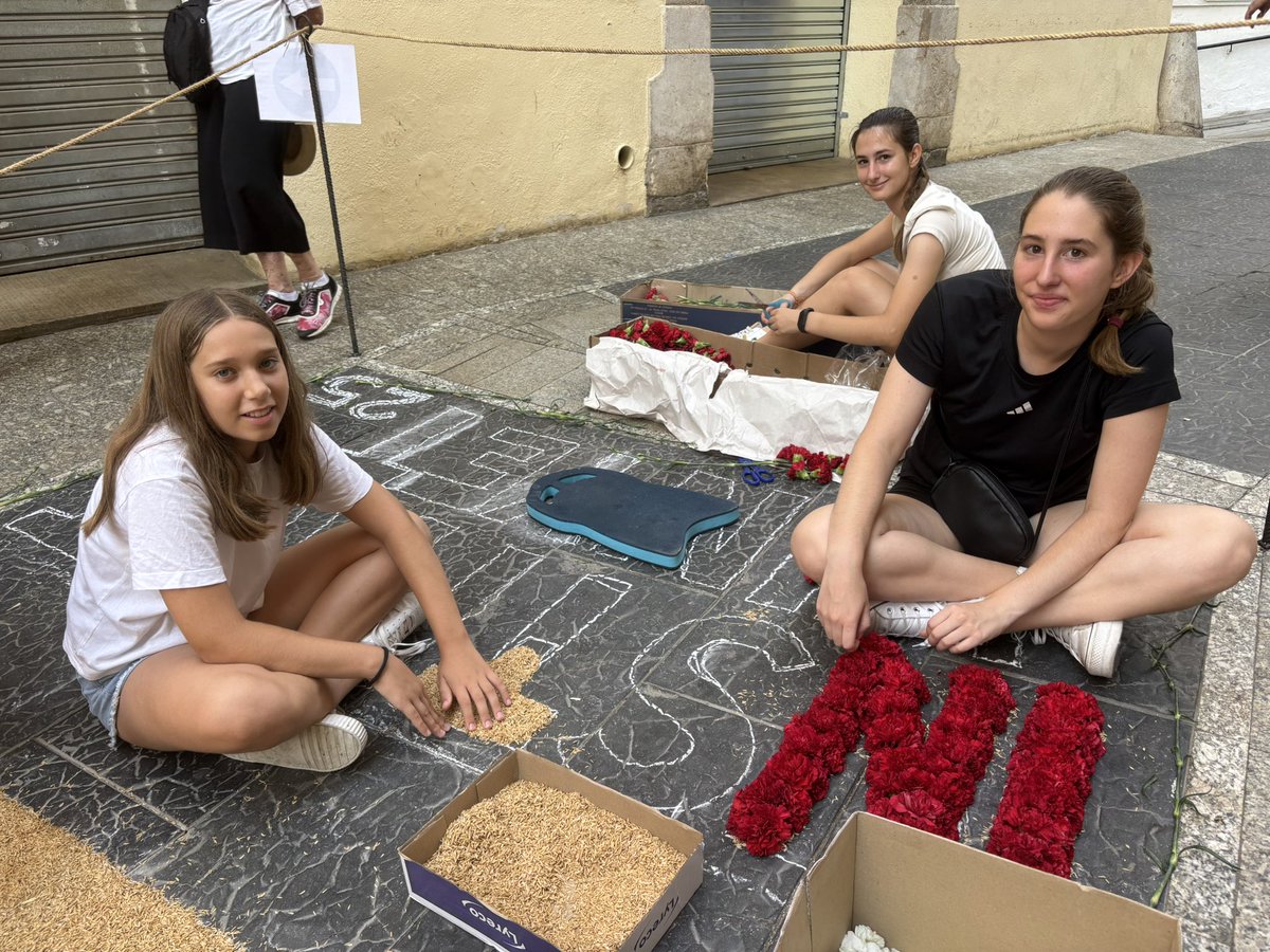 Corpus a Sitges. El <a href="/sitges_vinyet/">Institut VINYET. Sitges</a> comença a fer la catifa. Com cada any, presents a la festa.