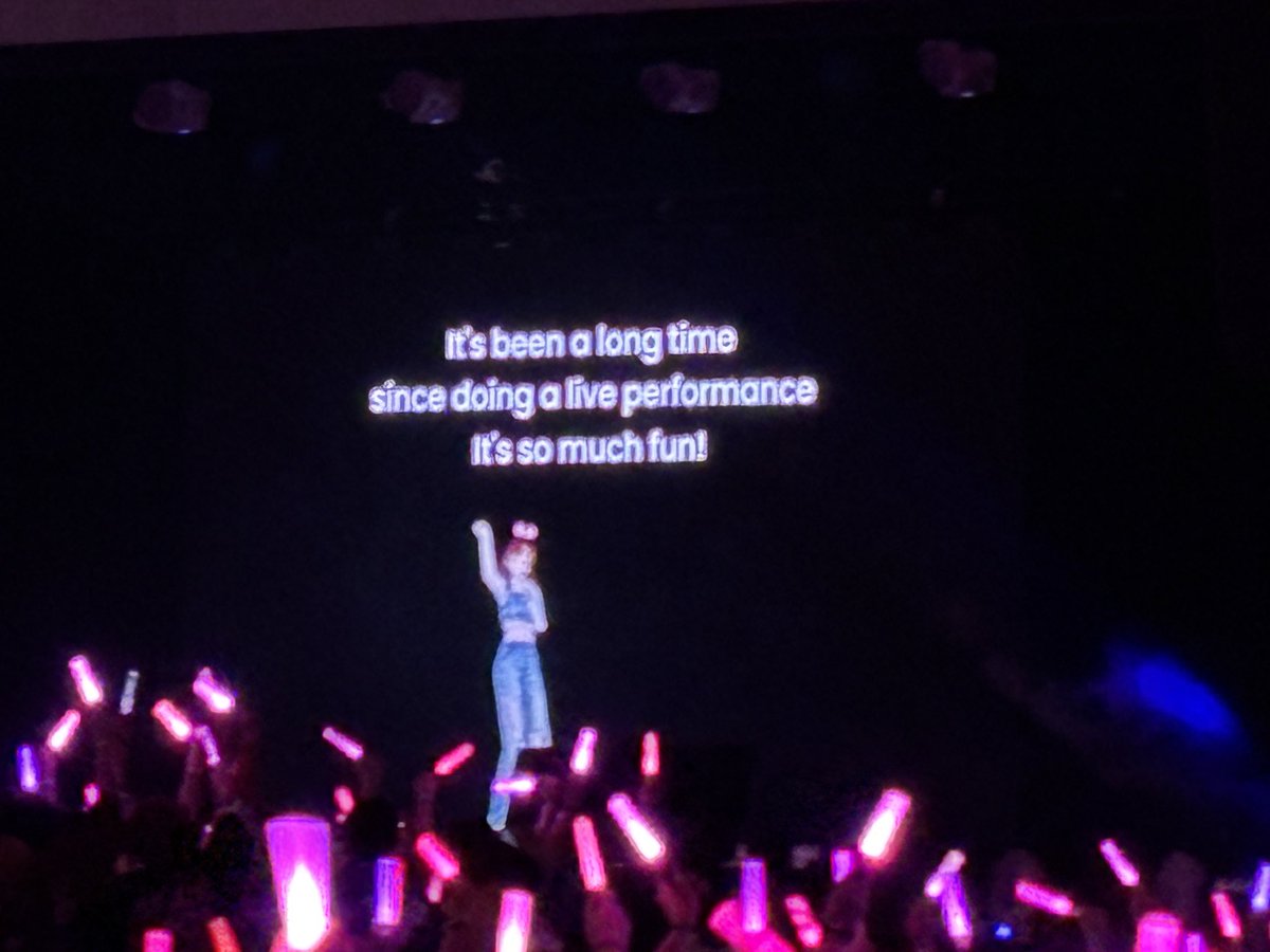 Kizuna Ai was the first vtuber live I attended, all the way in '18. I flew to jp for her  I don't think we would be here without her. Glad to see her again.