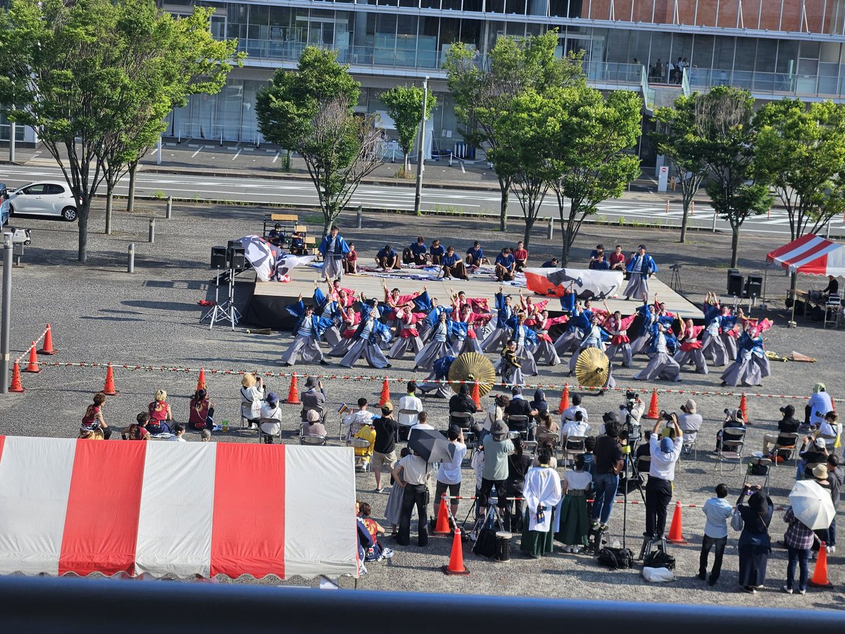 chanokuni_fes's tweet photo. 主催チーム「お茶ノ子祭々」です！
お茶ノ子祭々、本日最後の演舞となりましたがいかがだったでしょうか❓

メインステージまだまだ盛り上がっております🔥

残すところフラフショーと総踊りになりますが最後まで皆でたくさん踊って楽しみましょう🏃‍♀️

#お茶ノ子祭々
#良さ来い茶ノ国祭り
#茶ノ国祭り https://t.co/5n0Qws1j3e