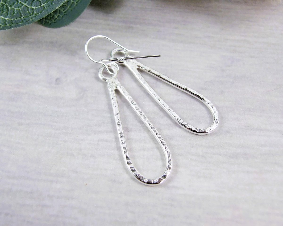 BoostersTbch's tweet photo. Patterned Teardrop Sterling Silver Earrings by @MaxinePring
https://t.co/tvYTqDb7F5
#CGArtisans #UKGiftHour #UKiftAM #earrings https://t.co/kpfqfjpDr5