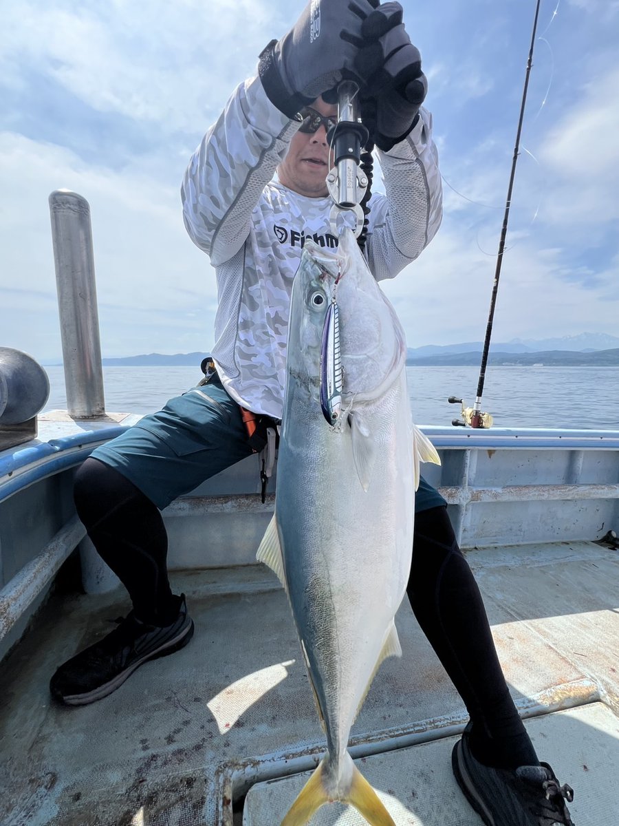 NGTM35KFC's tweet photo. 今日は漁船でブリ7.4kg筆頭に数本の青物と根魚と遊ばせてもらいました💪😉
·Fishman B.C.5 8.7H
·CONQUEST MD400XG-LH
·PE5号
·リーダー90LB
·ラピードF130
#フィッシュマン
#BC587H https://t.co/Z45wrBMW1s