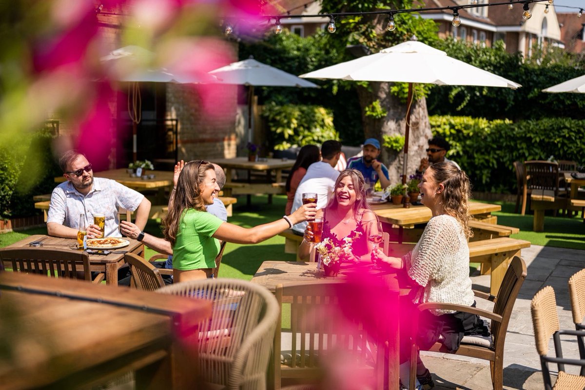Your Sunday spot right here ☀️

#pubgarden #garden #beer #food #drink #family #friends #chertsey #chertseypub