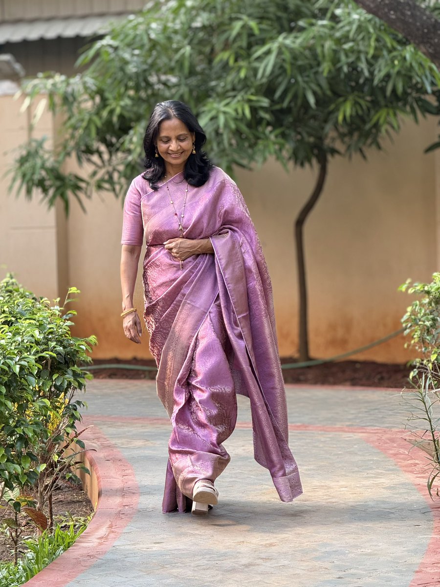 Draped in a saree, Sunday finds its quiet rhythm 

#sundayvibes