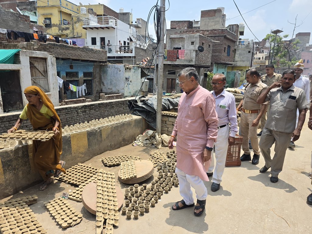 आज आगरा में डेरा सरस नाई की मंडी में मिट्टी के कार्य पर आधारित प्रजापति समाज के बंधुओं की परिस्तिथि को समझा जाना साथ में क्षेत्रीय मुन्नासिंह पार्षद, चौधरी देवदास जी राकेश प्रजापति मौजूद रहे |
BJP Uttar PradeshMYogiAdityanathDharampal SinghBhupendra Singh