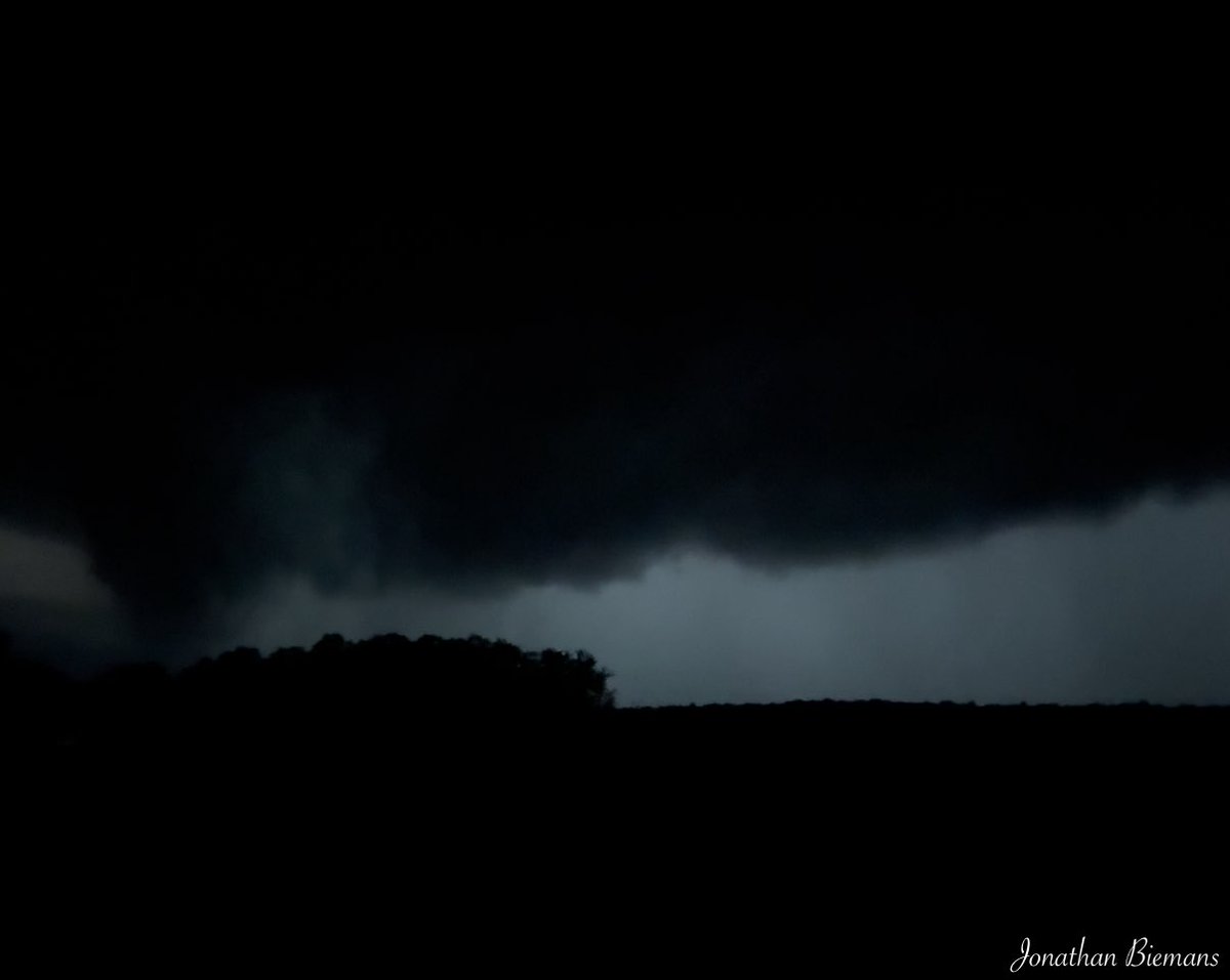 Possible tornado/funnel cloud northeast of Portland, Ontario at 1:19am EST. Has since dissipated. 

#onstorm #tornado #onwx #shareyourweather