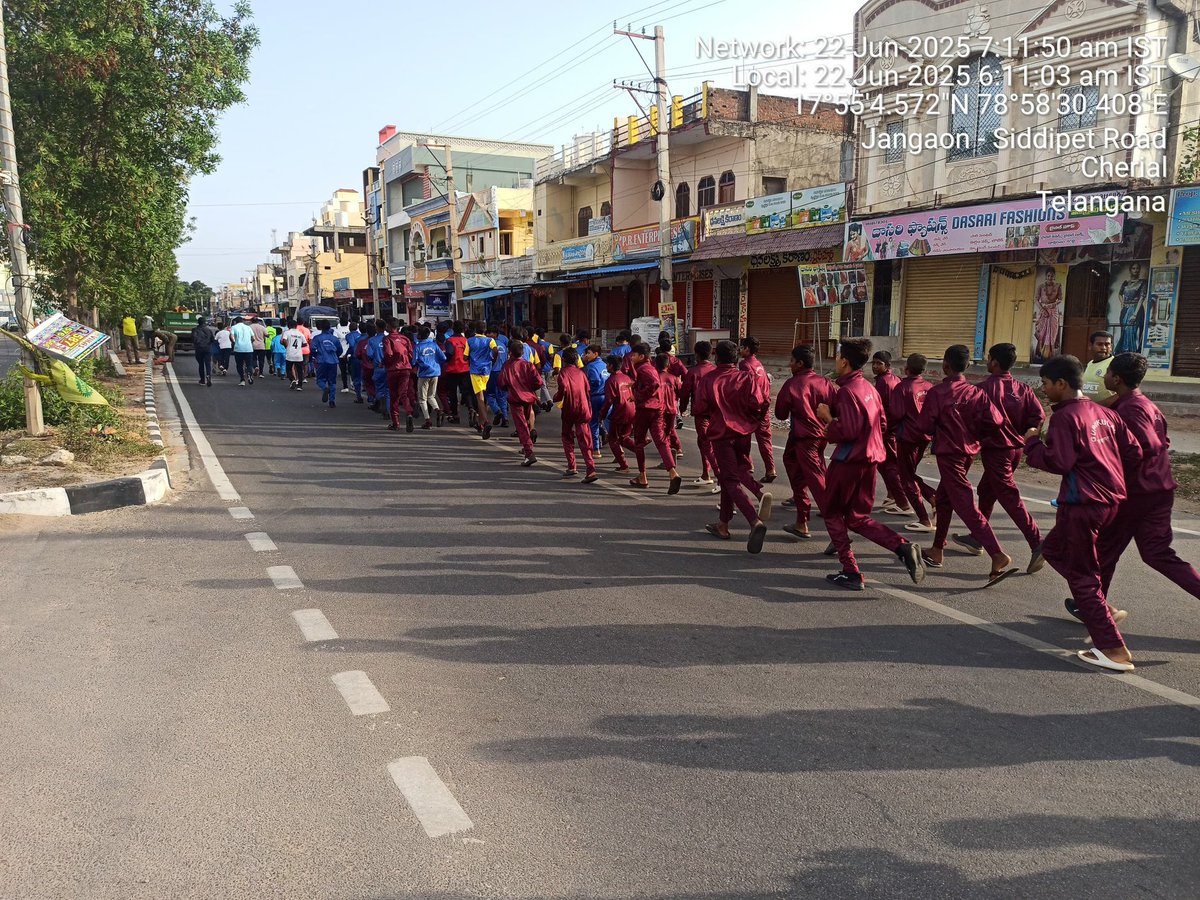 cherial_ps's tweet photo. గౌరవ CP సిద్దిపేట మేడం గారి ఆదేశాల anti drug awareness కార్యక్రమంలో భాగంగా ఈరోజు ఉదయం 6:30 గంటలకు  దాదాపు 200 మందితో 2K రన్ చేర్యాల లో నిర్వహించబడింది ఈ కార్యక్రమంలో చేర్యాల సర్కిల్ సిఐ L శ్రీను గారు, చేర్యాల ఎస్ఐ  P. నీరేష్ గారు, విద్యార్థులు, ప్రజలు పాల్గొన్నారు. @cpsiddipet https://t.co/VgVkrWTeXB