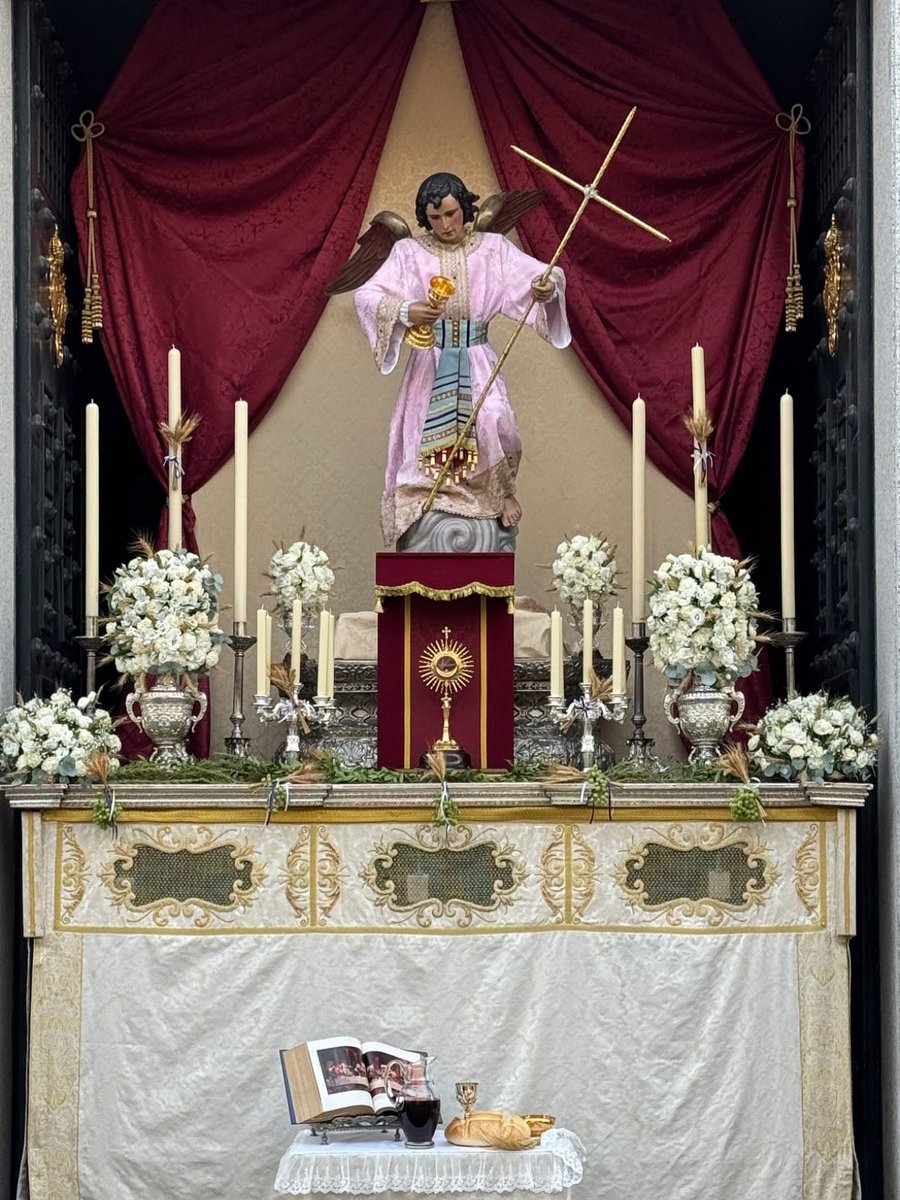 Así son los detalles de nuestro altar. 
Esperando la llegada del Santísimo.