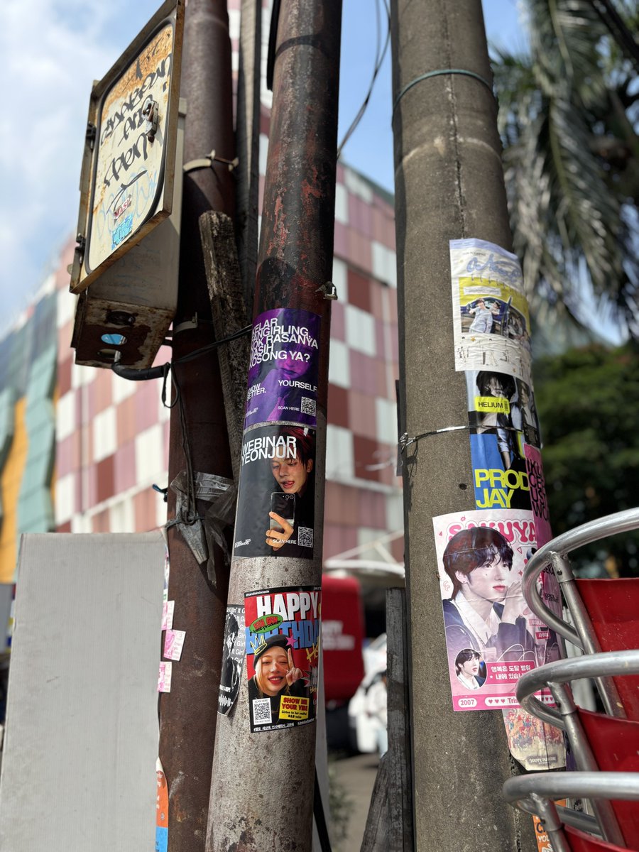 kandisindonesia's tweet photo. Spot Hello's birthday flyers at Blok M area ❤️🎉

HAPPY HELLO DAY
#헬로_세상에_인사해줘서_고마워
#JiminOurSweetheart
#GeniusHelloDay
#Happy_Hello_Day https://t.co/HlXv2NSwkK