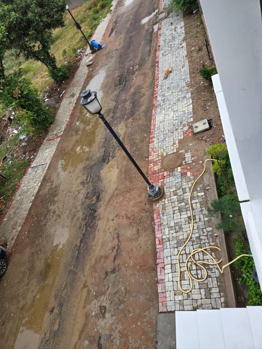 EmaarGGRWA's tweet photo. This is Emaar Gomti Greens Lucknow India 
Poor Condition of footpaths &amp; roads and very poor infrastructure 
@emaardubai 
@EmaarUae 
@EmaarCares
@indiaemaar
@myogioffice
@LDAVC_Oficial
@CMOfficeUP @NagarVikas_UP @emaardubai @EmaarExecutive @jagograhakjago https://t.co/VwfI5zXH7k