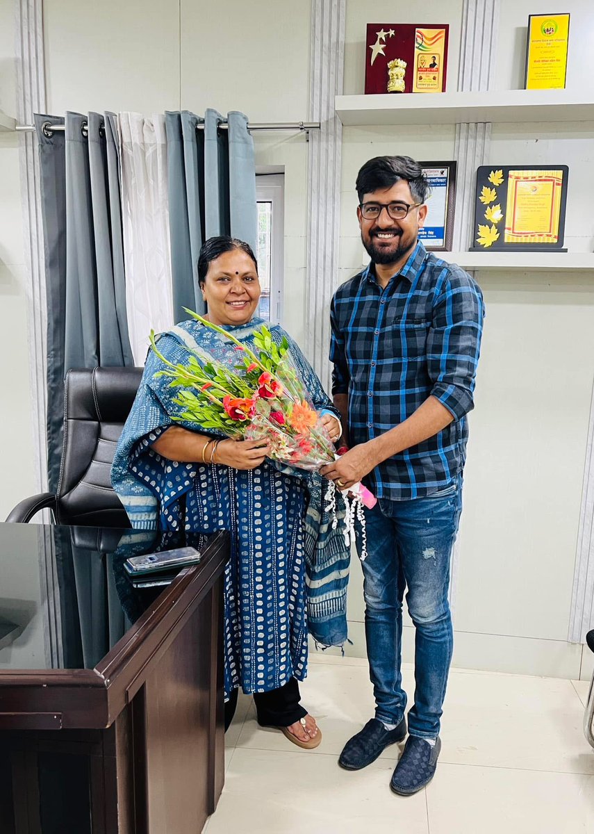 झारखण्ड सरकार में ग्रामीण विकास एवं पंचायती राज मंत्री बड़ी बहन श्रीमती <a href="/DipikaPS/">Dipika Pandey Singh</a> जी को जन्मदिन की ढेरों बधाई एवं शुभकामनाएं । 
ईश्वर आपको उत्तम स्वास्थ्य, दीर्घायु और निरंतर जनसेवा की असीम शक्ति प्रदान करें यही कामना है ।

<a href="/INCJharkhand_/">INCJharkhand</a>