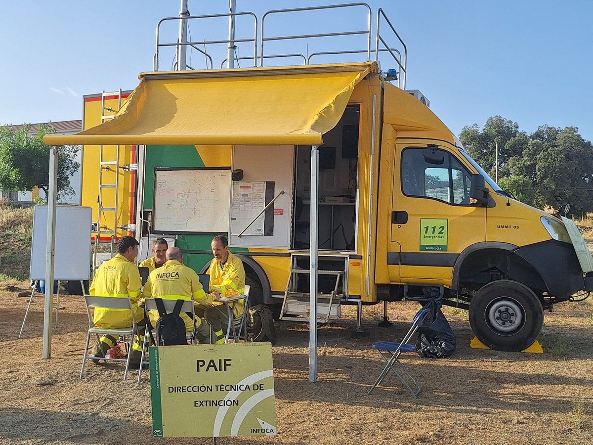 🔴#IFZalameaLaReal, ACTIVO, aldea de El Buitrón. Situación Operativa 1.

📍 Los trabajos de madrugada han permitido que el incendio esté ahora sin llamas. El personal de tierra trabaja en el cierre del perímetro dentro de una zona inaccesible para la maquinaria pesada.