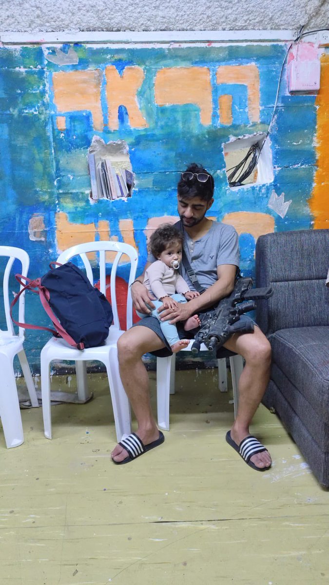 אתמול בשעה 1:00 בלילה הגעתי הביתה ממילואים.

הילדה שלי כבר ישנה, אבל אשתי חיכתה לי בבית.
ישבנו רגע להוריד הילוך, נכנסתי להתקלח ולישון, הייתי גמור, 4 שעות לפני עוד הייתי בפעילות בעזה ופתאום אני בבית.
איזה מעבר חד.

לפנות בוקר אשתי מעירה אותי, מספרת לי שהיא ראתה שתקפנו יחד עם ארה״ב