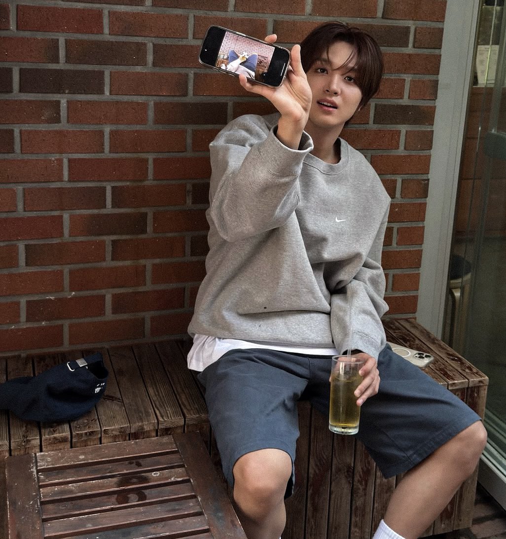 “บี๋ทำไรคะ”

“บิบิ๋ดูดิ แฟนเธอเท่ห์ปะ”