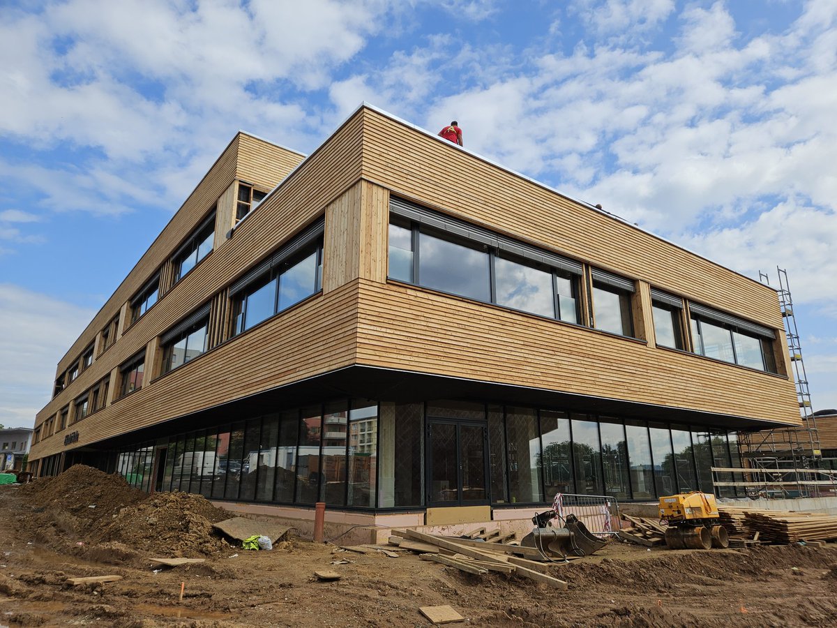 Asi největší současná dřevostavba- nová škola v Říčanech pro 540 dětí. 
Podzemí je betonové, vše do pater dřevo.
Na střechách budou velké zahrady se stromy
Ze dřeva se dají stavět ohromné věci- stačí chtít. 
Podrobnosti v pondělní BILANCI ve 21:55 na ČT 1
 "Dřevo je české zlato"