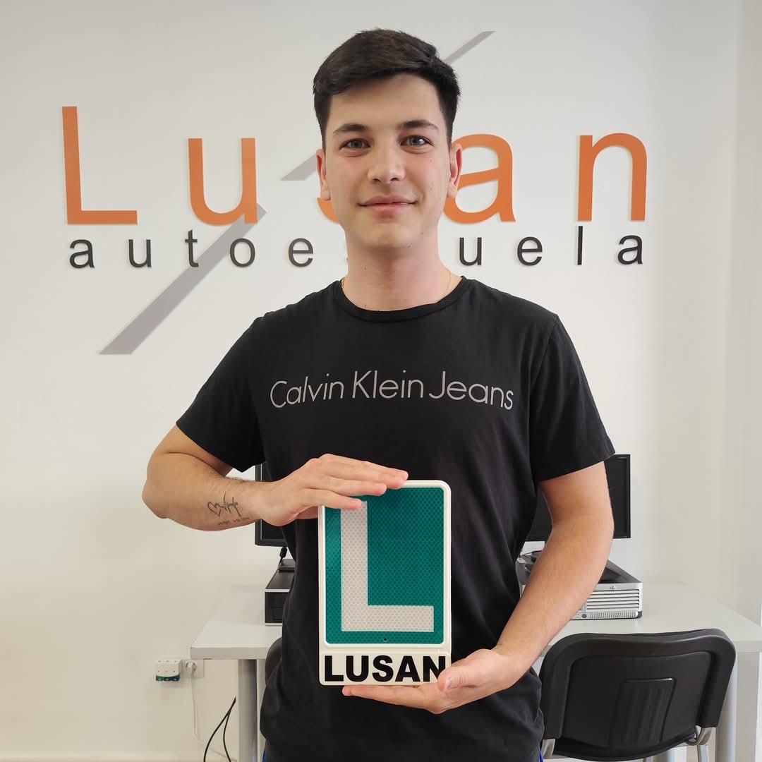 AutoescuelLusan's tweet photo. Enhorabuena Ángel!!! Reto conseguido!! Nos alegramos muchísimo porque te has esforzado mucho. Has sido un alumno ejemplar en muchos sentidos. Ahora te toca disfrutarlo y hacer muchos viajecitos a Málaga!!!! Mucha precaución y disfrutalo!!!!

#aelusan #palmadelrio #autoescuela https://t.co/G1tng4CIUZ