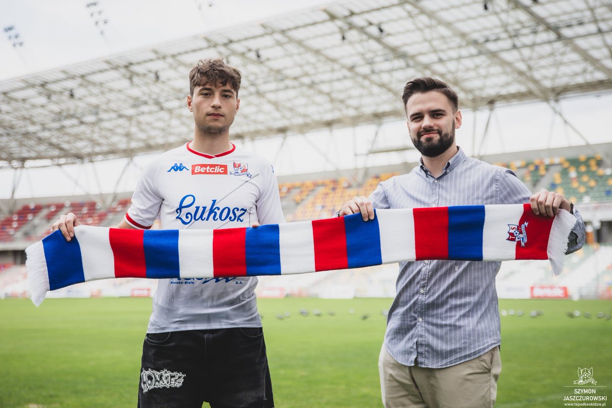 Kuba Ochodek (@ochodek_jakub17) on Twitter photo 🖋️ Dawid Ściuk pozostaje w <a href="/TSP_SA/">TS Podbeskidzie S.A.</a> na kolejny rok z klauzulą przedłużenia kontraktu do końca sezonu 2026/27.
⚽️ Bardzo ważny ruch w kontekście młodzieżowców przy budowaniu drużyny na kolejny sezon.
🔴⚪️🔵
#tspodbeskidzie #bielsko 🖋️ Dawid Ściuk pozostaje w <a href="/TSP_SA/">TS Podbeskidzie S.A.</a> na kolejny rok z klauzulą przedłużenia kontraktu do końca sezonu 2026/27.
⚽️ Bardzo ważny ruch w kontekście młodzieżowców przy budowaniu drużyny na kolejny sezon.
🔴⚪️🔵
#tspodbeskidzie #bielsko