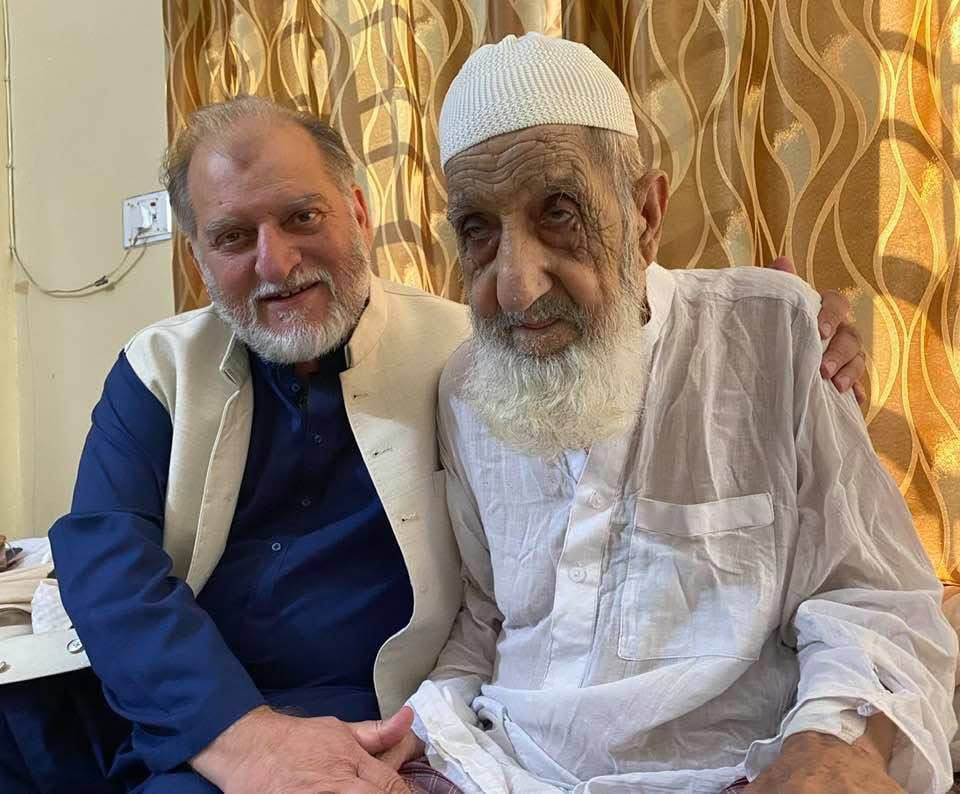 میرے مرشد حافظ غلام حیدر آج دنیا سے پردہ فرما گئے ،تیس سال ان کی دعاؤں کا سایہ سر پر رہا،عمر بھر مجھے اپنا نام ظاھر کرنے سے روکے رکھا ،جو کچھ میں نے ان کی معیت میں دیکھا اسے بھی بیان کرنے سے منع کیا۔ سیدنا خضر علیہ السلام کے تکوینی نظام سے وابستہ تھے 
آئے عشاق گئے وعدۂ فردا لے کر