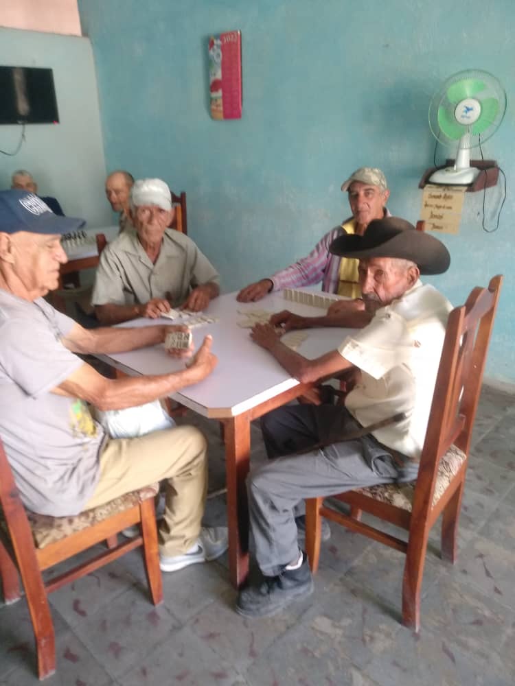 RamiroR32543692's tweet photo. Continúan realizándose en #Venegas, #Yaguajay, las actividades físicas recreativas, por los profesores del Deporte, como parte de las #TomasDeportivasSiempreJoven. #SanctiSpiritusEnMarcha. @MileydiMilianBarne @michelzerquera @juliantomeperez @jitdeportivo https://t.co/J98E1qVvXf