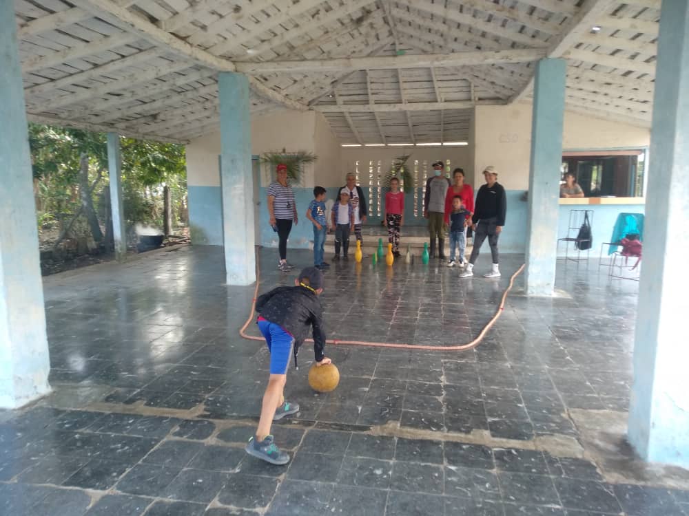 RamiroR32543692's tweet photo. Continúan realizándose en #Venegas, #Yaguajay, las actividades físicas recreativas, por los profesores del Deporte, como parte de las #TomasDeportivasSiempreJoven. #SanctiSpiritusEnMarcha. @MileydiMilianBarne @michelzerquera @juliantomeperez @jitdeportivo https://t.co/J98E1qVvXf