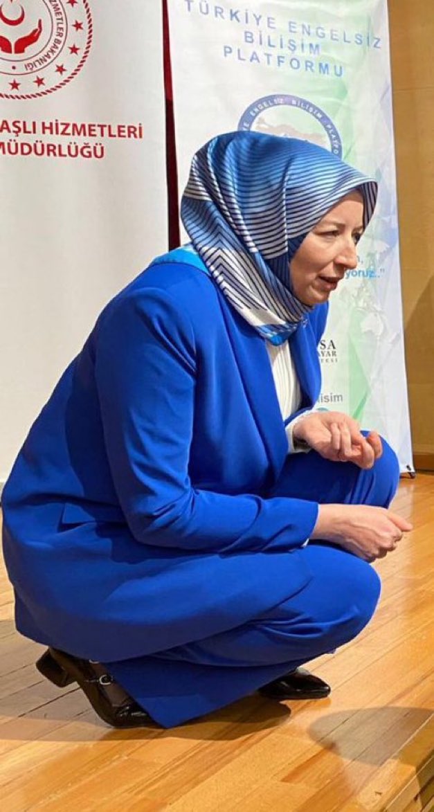 SabanAliOzel1's tweet photo. Bu İşkenceciyi dünyanın neresine giderse gitsin bulup yargılamayalım mı?

Akın Öztürk: Tırnaklarımın arasına asit döküldü. Ellerim arkadan kelepçeli 3-4 kişi tutuyor ve biri yüzüme palaska ile vuruyor. Birisi ‘yeter’ dedi. Kulağımdan kan fışkırıncaya kadar. Bunu tarih yazsın. https://t.co/PG8I7No698