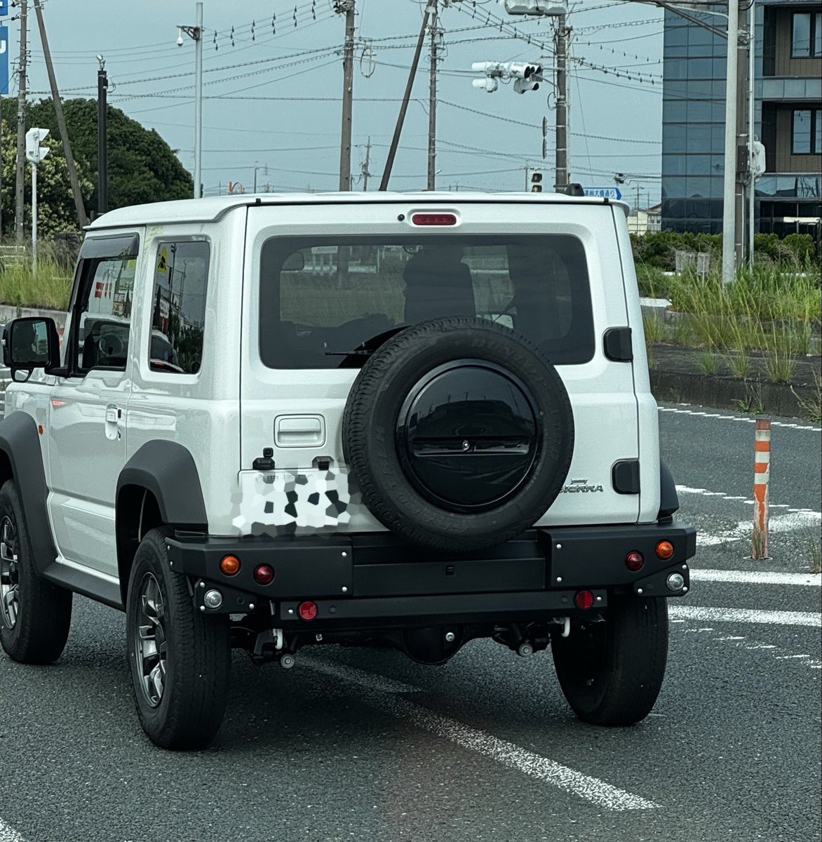 お！横走ってるジムニーのこのリアバンパーカッコいいやん！！😎