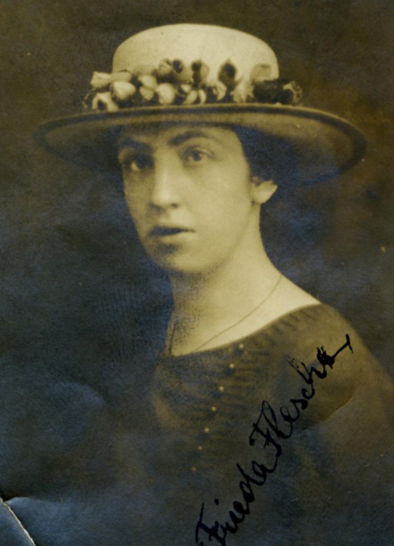 22 czerwca 1894 | Czeska Żydówka Frýda Fleschová urodziła się w Pradze.

6 października 1944 została deportowana do #Auschwitz z getta #Theresienstadt. Nie przeżyła.