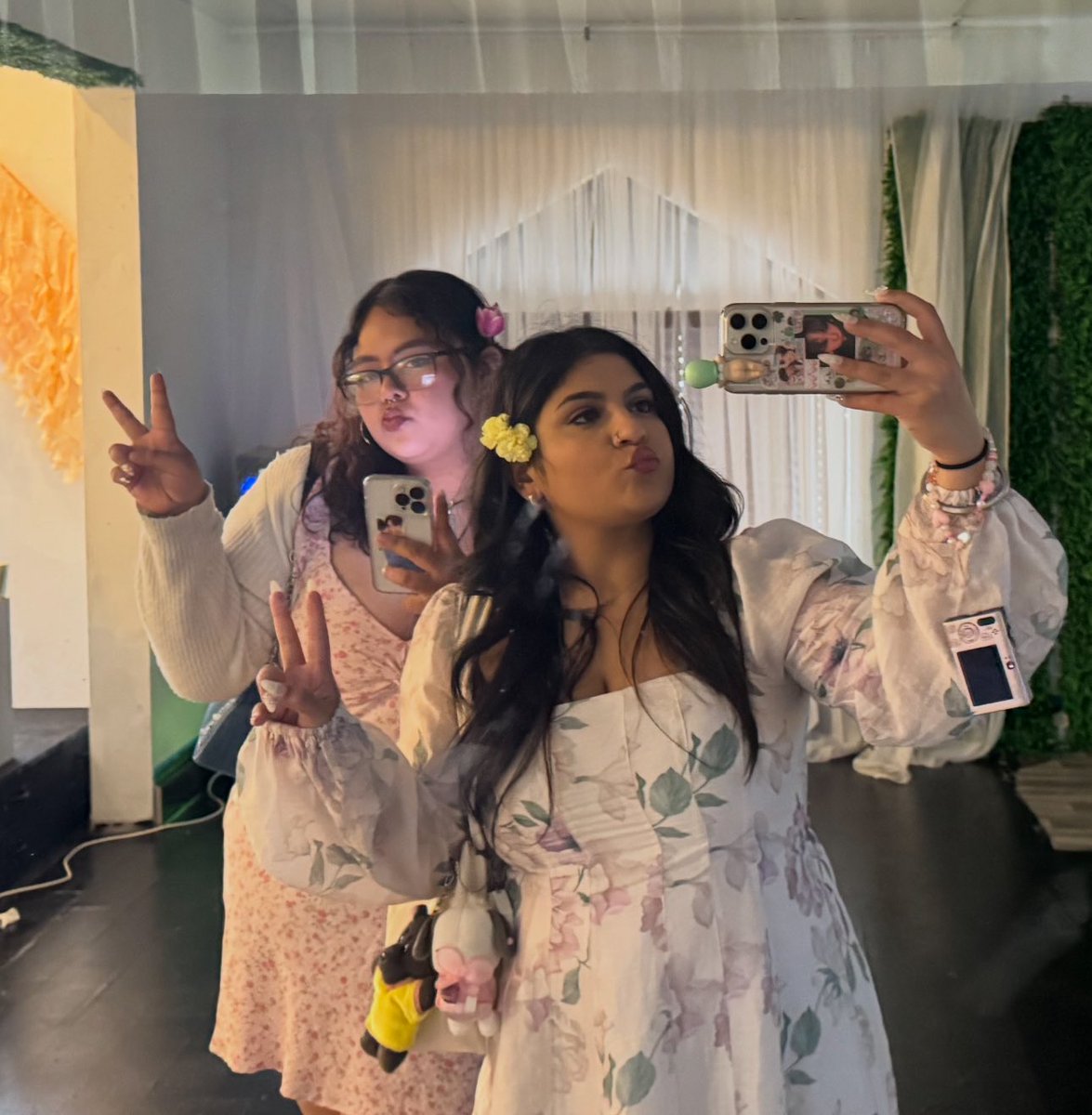 loserbots's tweet photo. happy happy birthday to my bee <333 i love you so so much!!!!!
#GoldenVeeDay
#22on22
#BlueRosesForBee
#WeCherryishYou
#BackpackerVee
#BeeOurEternity
#VeewonDay
#SecretStoryOfTheSwanAndBee
#AlwaysBeeWithUs
#LoserbotsChitChatter
#GonnaBeeARock https://t.co/wGxV4zesai