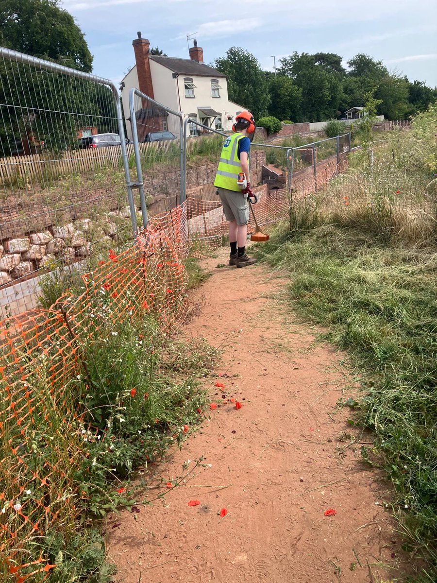 On a hot and humid day, a small but mighty team of DofE and Green Team volunteers cleared the path from Tamworth Road Narrows to Cricket Lane.

With many of our DofE regulars off visiting unis, huge thanks to this dedicated crew! 💪👏