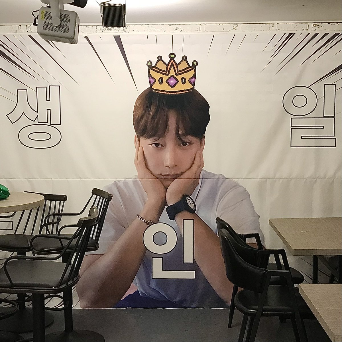 __dyee_'s tweet photo. 🦊여우레몬백작🍋 생일잔치에 
웬 🐶깡아지 하나가 잇엇은
그냥 잇엇은
딱히뭘하진않앗은。

#레몬백작탄신일
#이현욱의_모든날_복복복 https://t.co/K04hFZ2Jux