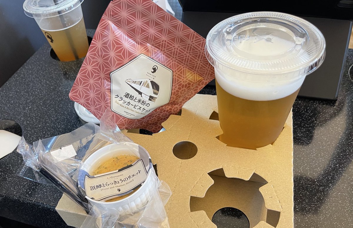 リエットうまいよリエット。クラッカーは発酵❗️て味なので好き嫌いが分かれそう。
まぁリエットも鱒が使われてて魚介味だから好き嫌い分かれるだろうけど。
生臭さは感じなかったよ。酔ってるけど🍺