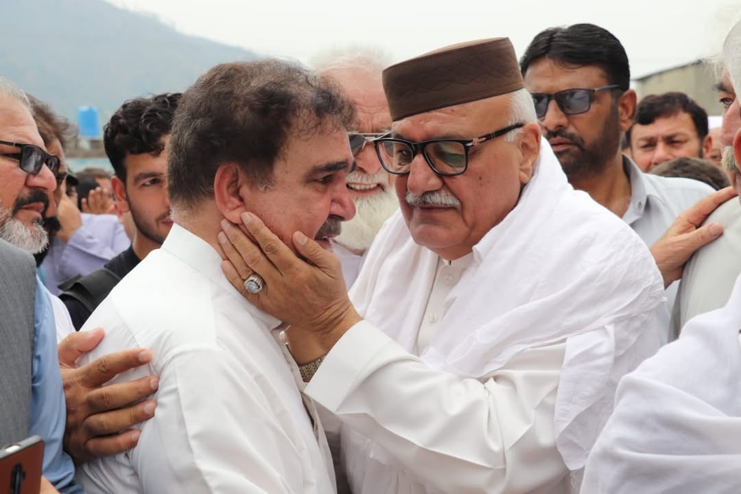 AyubKAsharay's tweet image. عوامی نیشنل پارٹی مٹہ کے صدر اور سابق صوبائی وزیر ایوب خان اشاڑے کے بڑی بھائی قاسم خان (دیرے خان) کی نمازہ جنازہ ادا کی گئے۔عوامی نیشنل پارٹی کے صوبائی صدر میاں افتخار حسین اور جنرل سیکرٹری حسین شاہ ودیگر صوبائی قائدین علاقہ کے سیاسی مشران و کارکنان کی بڑی تعداد میں شرکت۔۔