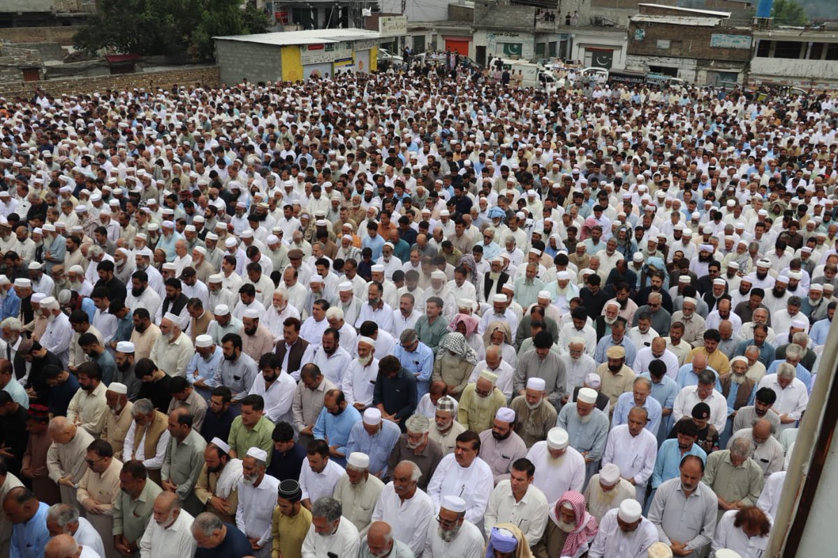 AyubKAsharay's tweet image. عوامی نیشنل پارٹی مٹہ کے صدر اور سابق صوبائی وزیر ایوب خان اشاڑے کے بڑی بھائی قاسم خان (دیرے خان) کی نمازہ جنازہ ادا کی گئے۔عوامی نیشنل پارٹی کے صوبائی صدر میاں افتخار حسین اور جنرل سیکرٹری حسین شاہ ودیگر صوبائی قائدین علاقہ کے سیاسی مشران و کارکنان کی بڑی تعداد میں شرکت۔۔