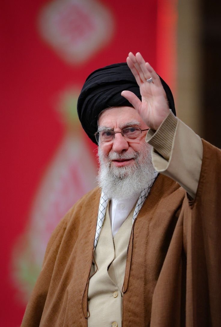 إيران أوجدت لها قوة يحسب لها ألف حساب
وبعد أسبوع مع مواجهاتها مع العدو الصهيوني استنجد الآخير براعية الإرهاب العظمى
حتى تجلس على طاولة المفاوضات لابد أن يكون لك أظافر و أنياب
في أسوأ الاحتمالات-استبعد ذلك-لو تمكنت أمريكا  من ازاحة النظام الإيراني الدور على من؟
#حرب_إسرائيل_إيران