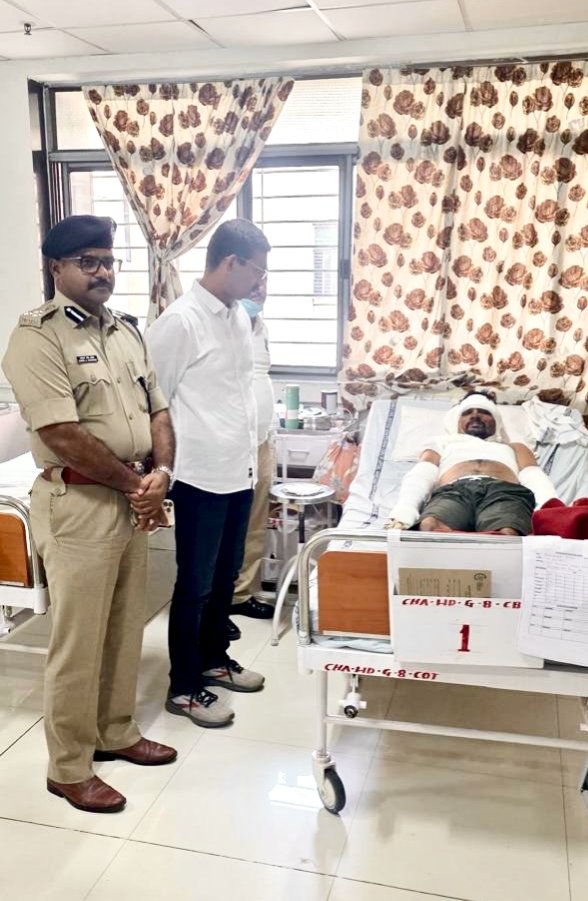 Gujarat Police SRPF Ghoda Camp is just 20 metres from the Plane crash site. Constable Dharmendra Madhavsinh Parmar, on sentry duty on that day was severely burnt.

He is recovering well at Civil Hospital with excellent care. Met him and his family today and assured full support.