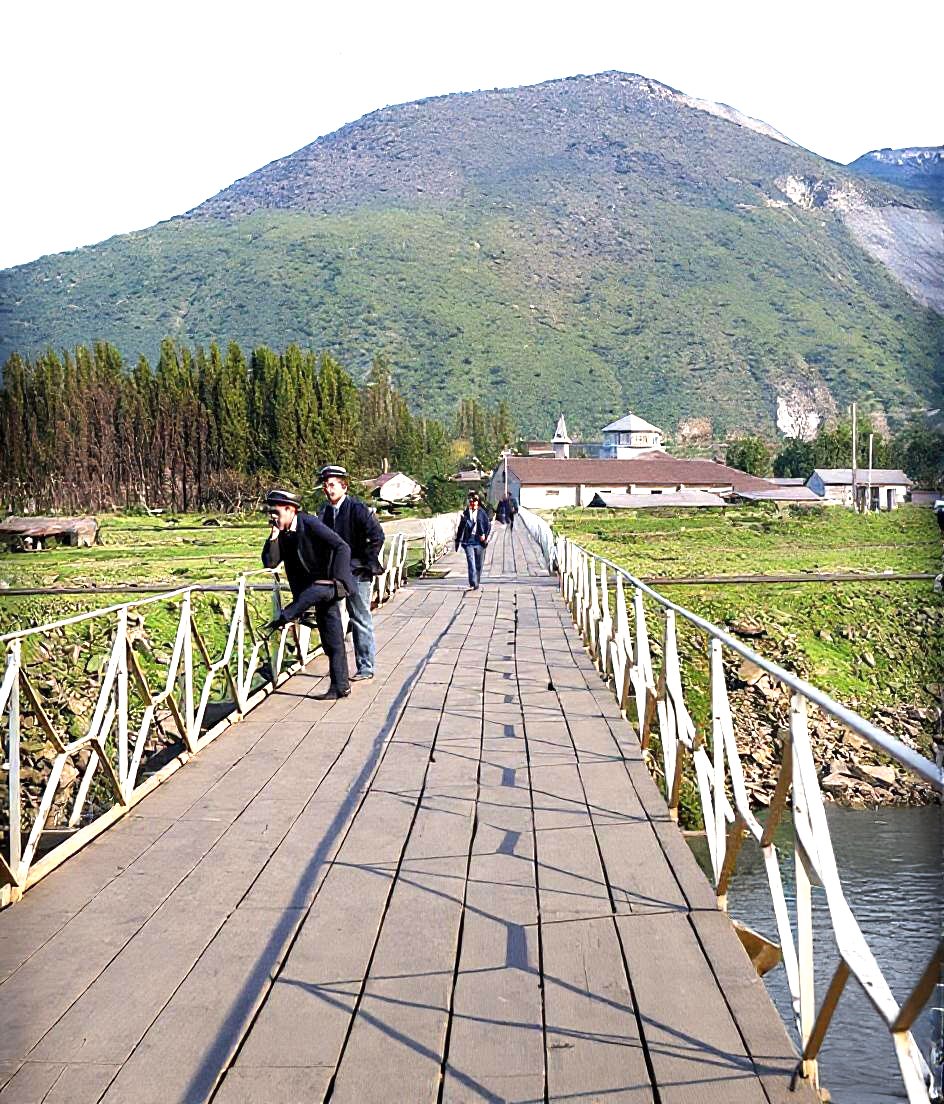 Puente del Arzobispo, de fondo actual Centro Cultural Montecarmelo, comuna de Providencia.
 Santiago de Chile, año 1920.