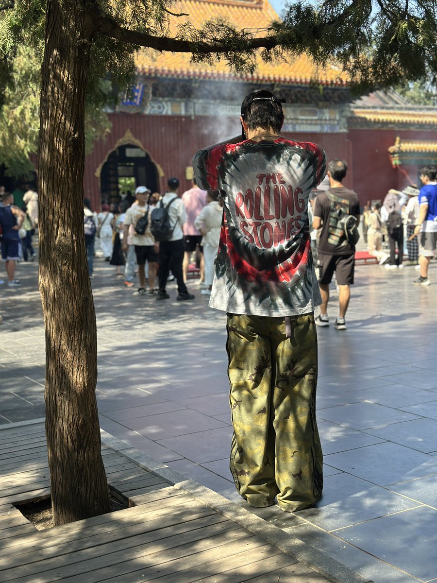 วัดลามะ..วัดองค์ชายสี่ หรือ ยงเหอะกง 🙏🏻(Yonghe Temple เดินเข้าไปจะเจอมหาตำหนักยงเหอกง (The Hall of Harmony and Peace) แวะมาสักการะขอพรคับ 

<a href="/JakeB4rever/">BIU.</a> 
#BuildJakapan 
#Beyourluve