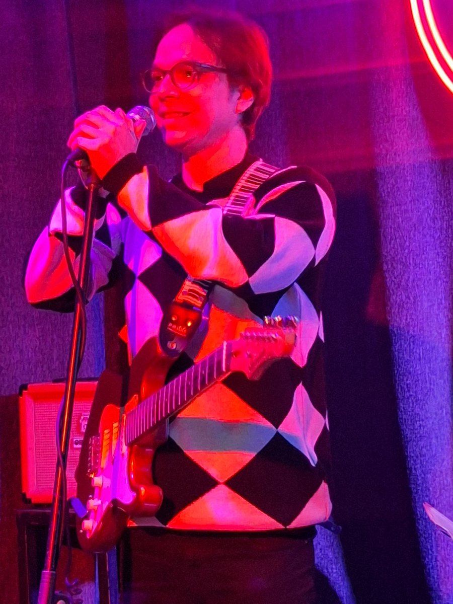 Mi primer concierto en Buenos Aires capital, bien a bien.
Gracias a quienes estuvieron, escucharon y me acompañaron.
Noche luminosa, íntima y verdadera.

Gracias también a Dan Strange por compartir escenario.

#PabloAldaco #MúsicaEnVivo #RockEnEspañol #KifBar