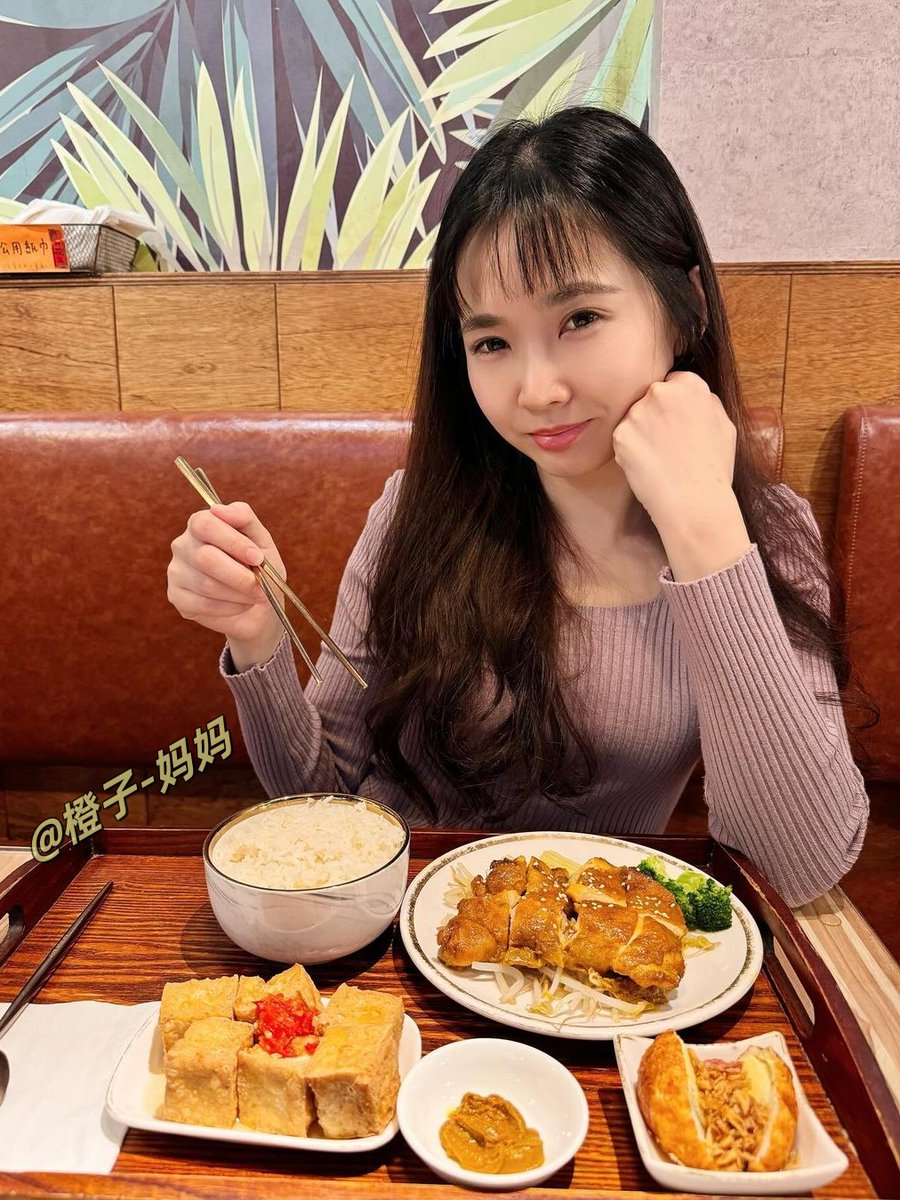 chengzi1985's tweet photo. 橙子妈
他拍得挺认真，
只是我不太确定他是想留下照片，
还是想留下我。 https://t.co/XcXEc5ePzB