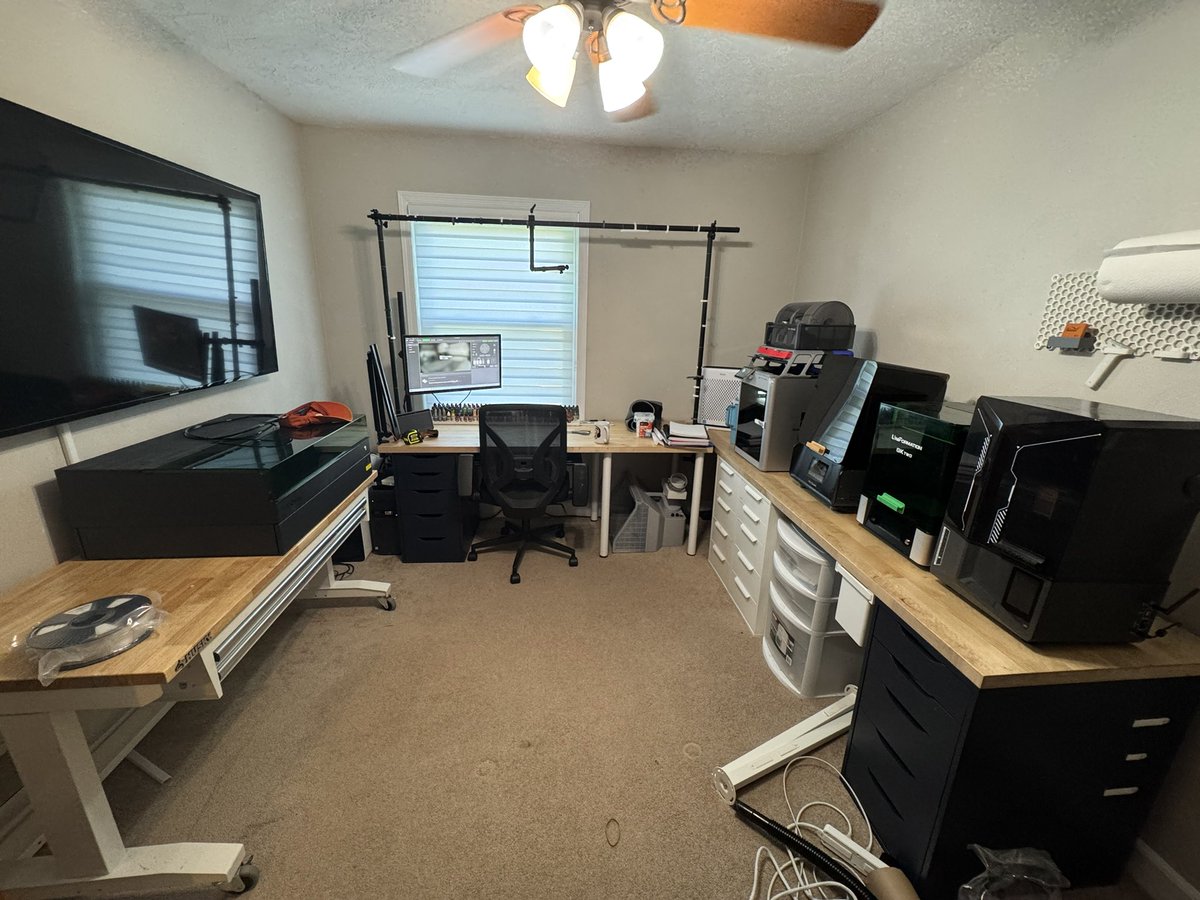 geekandnerdtech's tweet photo. Moving my hobby room upstairs.  New paint, new trim, totally new space.  Almost done. https://t.co/2rbKQw20pR
