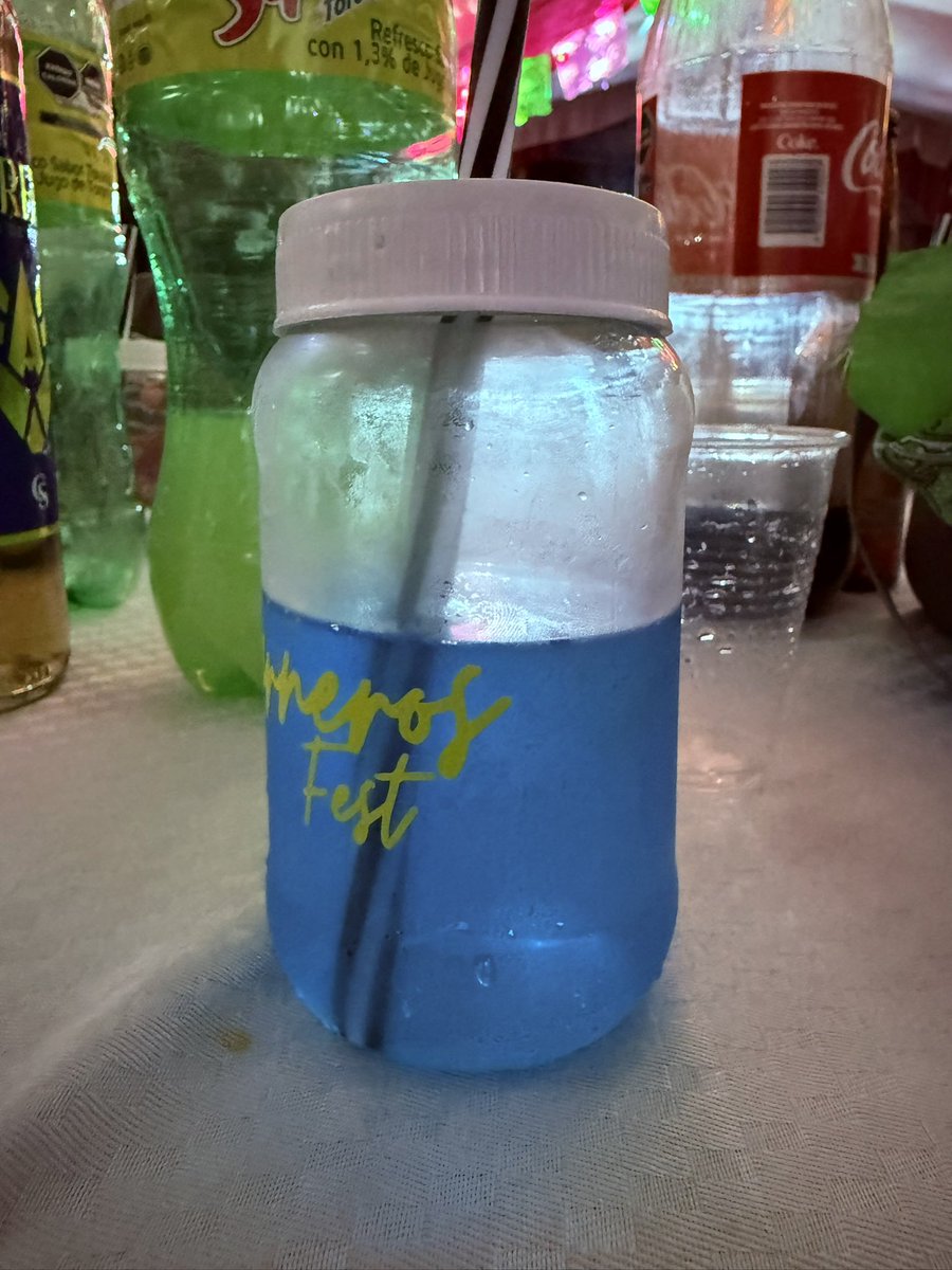 amazingpaco's tweet photo. Cuando vi por primera vez “Zodíaco”, me pregunté, ¿A qué sabrá la “Aqua Belba”? Ahora lo sé… #GuarnerosFest https://t.co/lUCMOp1ruh