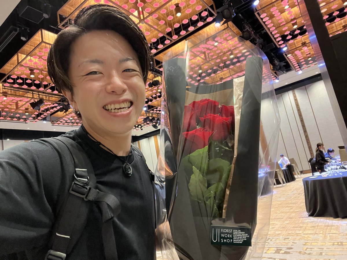 michel_orbs's tweet photo. 本日は六本木のグランドハイアット東京にて、記念式典での出演でした。

ホームページからのご依頼が益々増えており、本当に感謝です。

帰り際に、お客様から素敵なバラのブーケをいただきました🌹

日本での出演は一区切り、まもなくシンガポールとタイヘ向けて出発します✈️ https://t.co/G0egUP5X1l