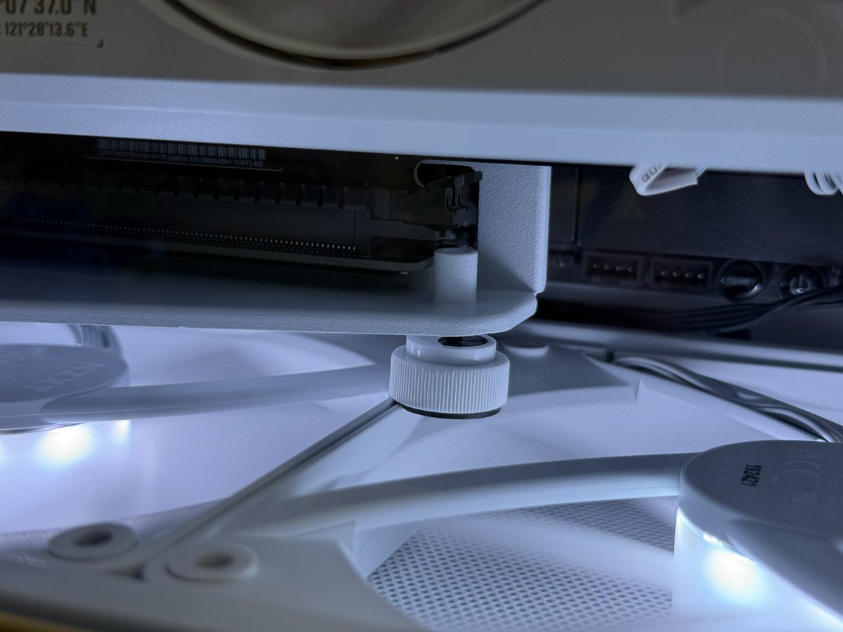 masaki_07's tweet photo. H6 Flow × Vertical GPU Mounting Kit #NZXT https://t.co/DZs7cDpH1w