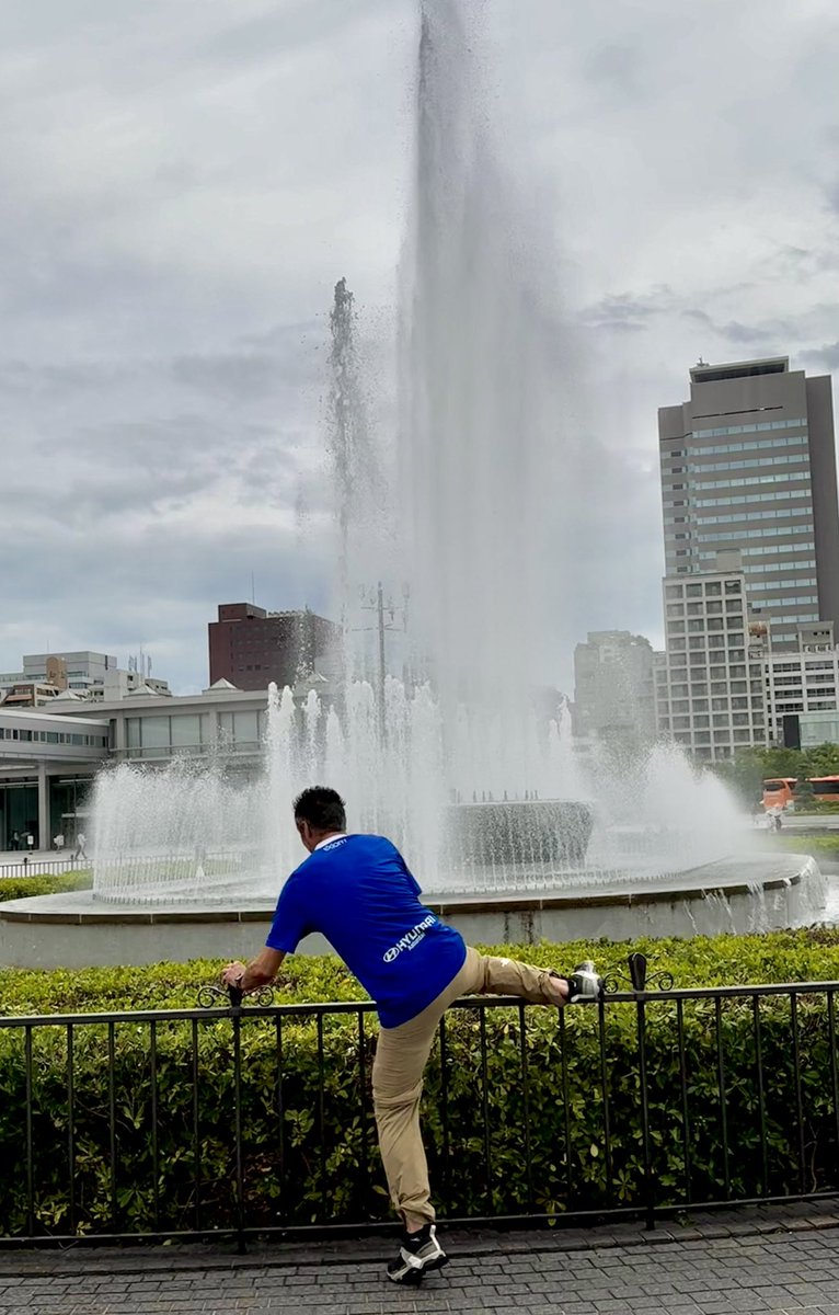 Pues ya encontré una fuentecita en Hiroshima 🇯🇵 para celebrar el ascenso del <a href="/RealOviedo/">Real Oviedo</a> como Dios manda 😂🤣😂🤣😂🤣, SOMOS DE PRIMERAAAAAAAAAAAAAA‼️💙💙 #hemosvuelto